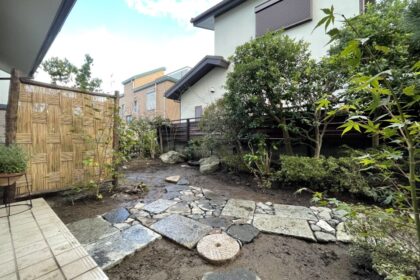 鎌倉雑木の庭・御影の平板と初狩石の通路