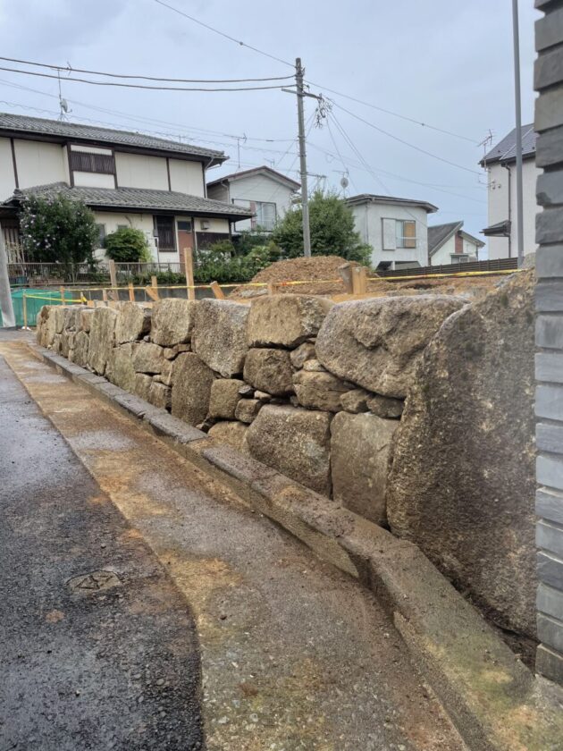 木曽石の石積み（天端はそろえる）