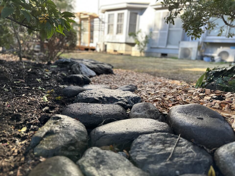 庭のリフォームで植栽帯の土留めに使える石